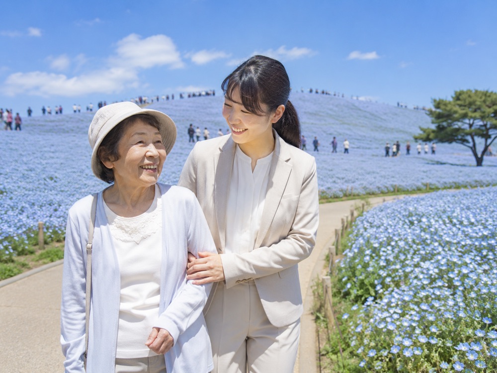 大洗・みはらしの丘を楽しむ高齢の女性